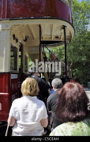 Crich Tramway Museum où l'embarquement des passagers sont l'un des trams de travail sous l'œil vigilant de l'orchestre. Banque D'Images