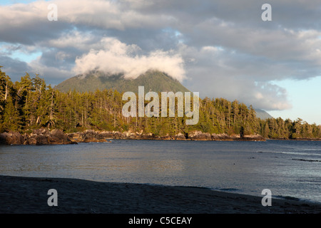 Le coucher du soleil le lonecombe Mountain près de Tofino (Canada). Banque D'Images