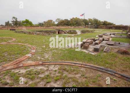 Cannon et emplacements vides avec des piles de l'ancienne pierre prend en charge à Fort Barrancas de Pensacola, Floride Banque D'Images