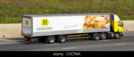 Vue latérale du VHG supermarché Morrisons chaîne d'approvisionnement alimentaire store camion de livraison camion avec publicité sur les produits alimentaires et logo sur la remorque d'autoroute England UK Banque D'Images