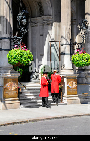Les portiers Knightsbridge devant l'entrée du Mandarin de luxe cinq étoiles Oriental Hotel Hyde Park Londres Angleterre Royaume-Uni Banque D'Images