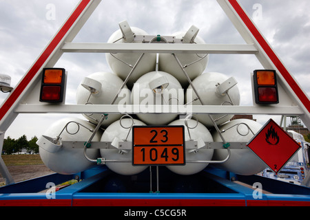 Réservoirs d'hydrogène. Pour le ravitaillement en carburant des véhicules à pile à combustible hydrogène. Station service mobile. Bouteille de gaz haute pression. Banque D'Images