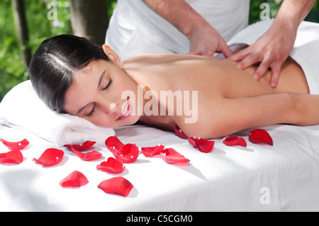 Belle femme de massages et spa de traitement dans l'environnement naturel Banque D'Images