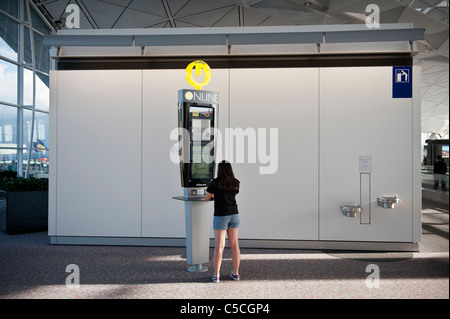 L'Aéroport International de Hong Kong. Après-midi à Chek Lap Kok, l'Aéroport International de Hong Kong. Sur la ligne de départ pour les passagers. Banque D'Images