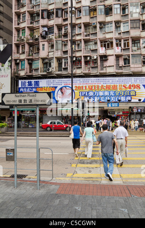 Les gens de marcher à travers une promenade le long de Nathan Road à Hong Kong Banque D'Images