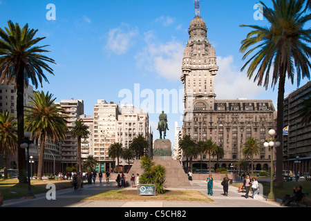 La Plaza Independencia, Palacio Salvo et Jose Artigas statue équestre, Montevideo, Uruguay, Amérique du Sud Banque D'Images