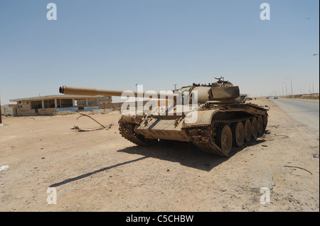 Un blow up, détruit T54 tank dans le désert au nord de Ajadabiya Banque D'Images