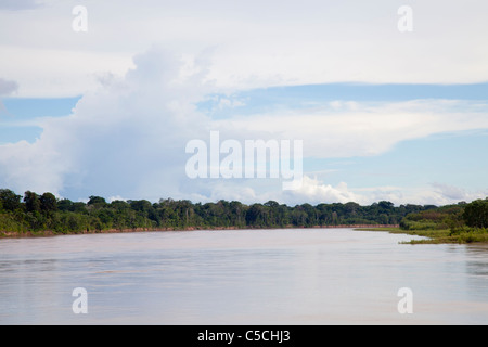 Vue de la rivière Madre de Dios, Tambopata Parc National, Réserve nationale de Tambopata, Pérou Banque D'Images