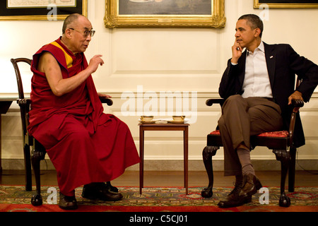 Le président Barack Obama rencontre Sa Sainteté le XIVÈME Dalaï-lama dans la salle des cartes de la Maison Blanche, samedi, 16 juillet, 2011. Banque D'Images