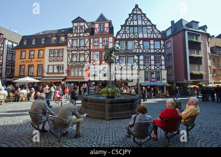 Menschen am Brunnen auf dem Marktplatz, historischer Stadtkern Cochem, les gens sur la place du marché, fontaine sur la place du marché Banque D'Images