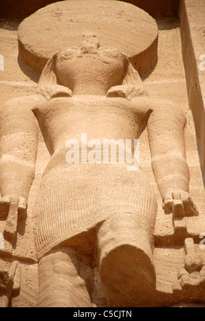 Ra Dieu Ahkety Huor avant de Abu Simble temple au sud de l'Egypte . Banque D'Images