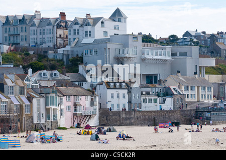 La Tate St Ives - regional art gallery donnant sur la plage de Perran, Cornwall. UK Banque D'Images