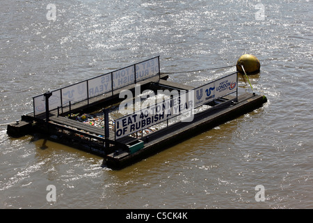 La collecte des déchets flottants barge sur la rivière Thames près de Blackfriars Bridge, Londres, Angleterre Banque D'Images