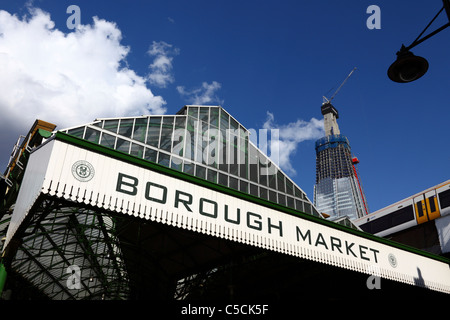 Entrée de Borough Market, Shard London Bridge building en construction en arrière-plan, Southwark, Londres, Angleterre Banque D'Images