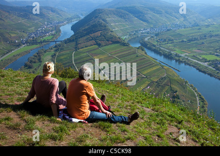 An der Wanderer Moselschleife bei Bremm Herbst Mittelmosel, Boucle, courbe de la moselle près du village Bremm Banque D'Images