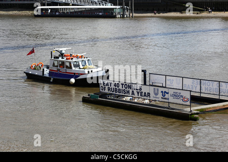 La collecte des déchets flottants barge sur la rivière Thames près de Blackfriars Bridge, Londres, Angleterre Banque D'Images