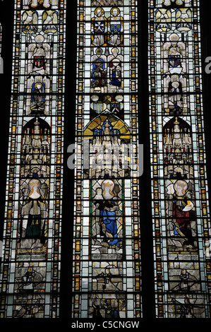 Une vue de l'un des vitraux à Cirencester town,église paroissiale St Jean Baptiste england uk Banque D'Images