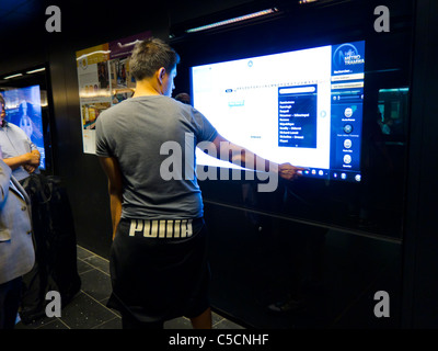 Paris, France, homme utilisant l'écran tactile à l'intérieur de la station de métro FDR, 'Franklin D. Ro-osevelt', plate-forme, écrans de station, carte du métro passager, Ecran connecté France Banque D'Images