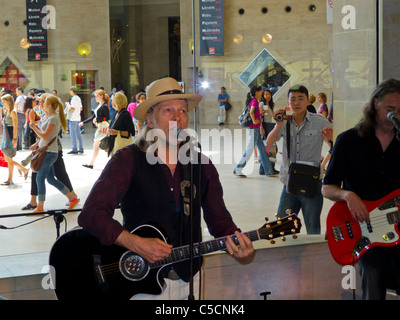 Paris, France, chanteur américain Country Rock, musicien, se jouant dans l'Apple Store au centre commercial Lou-vre, « Elliot Murphy » seniors Banque D'Images