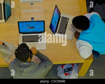 Paris, France, les adolescents à l'aide d'ordinateurs portables Mac sur l'écran de l'Apple Store au Lou-erv Shopping Center, apple showroom Banque D'Images
