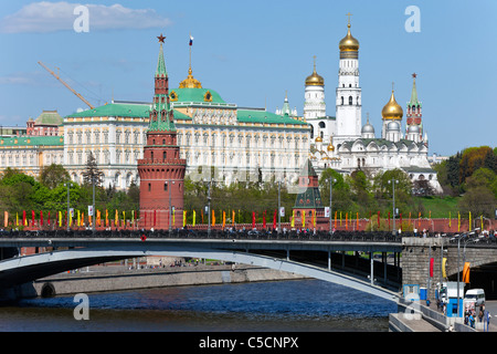 Un grand pont de pierre sur la rivière de Moscou, sur l'arrière-plan du Kremlin. Banque D'Images