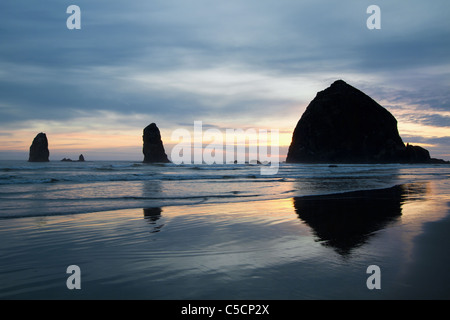 Haystack Rock et les aiguilles sur la côte de l'Oregon à Cannon Beach Banque D'Images