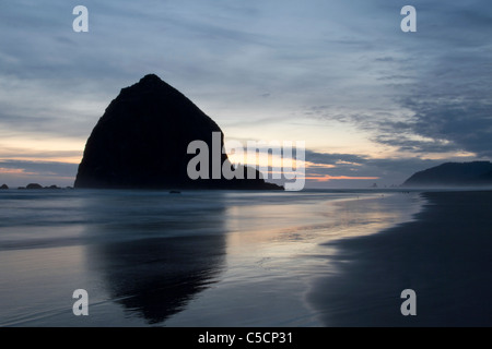 Sur Haystack Rock à Cannon Beach Oregon Coast après le coucher du soleil Banque D'Images