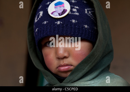 Enfant en résidence endommagée par l'inondation en Igoo, Ladakh. Banque D'Images