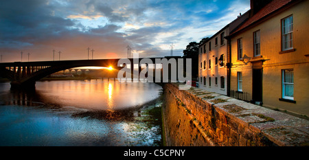 La ville la plus au nord de l'Angleterre, Berwick upon Tweed avec ses deux murs de ville élisabéthain de ses trois ponts et la Tweed. Banque D'Images