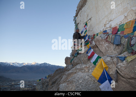 Drapeaux de prière bouddhiste Amala est suspendu à un temple sur l'aube de la pleine lune à la mémoire des victimes des inondations de 2010. Banque D'Images