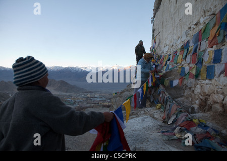 Drapeaux de prière bouddhiste Amala est suspendu à un temple sur l'aube de la pleine lune à la mémoire des victimes des inondations de 2010. Banque D'Images