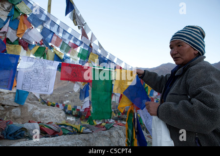 Drapeaux de prière bouddhiste Amala est suspendu à un temple sur l'aube de la pleine lune à la mémoire des victimes des inondations de 2010. Banque D'Images