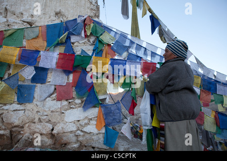 Drapeaux de prière bouddhiste Amala est suspendu à un temple sur l'aube de la pleine lune à la mémoire des victimes des inondations de 2010. Banque D'Images