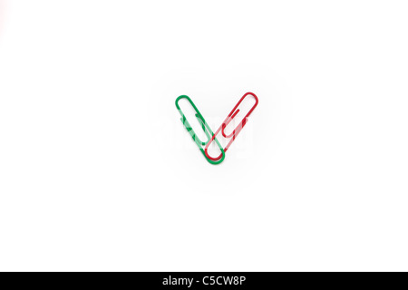 Deux trombones dans les couleurs vert et rouge sur fond blanc Banque D'Images