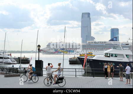 Le Norwegian Jewel la vapeur vers le bas du fleuve Hudson, passé au Nord Cove Marina dans la région de Battery Park City, un quartier de Manhattan. Banque D'Images