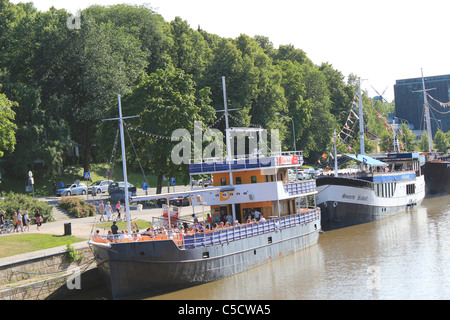 Bateaux-restaurants près de la rivière aura (Aurajoki) à Turku, Finlande Banque D'Images