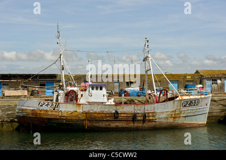 PZ331 sidewinder un chalutier amarré dans le port de Newlyn. Banque D'Images