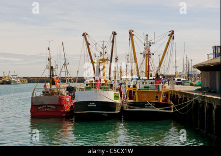 La pêche chalutiers amarrés dans le port de Newlyn. Banque D'Images