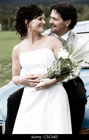 Heureux de Faire place au marié mariée de derrière comme ils regardent les uns les autres