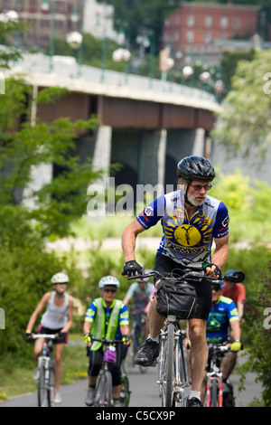 Cycliste en peu tombe, le canal Érié vélo Bike Tour, Mohawk Valley, New York State, USA Banque D'Images