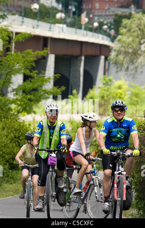 Cycliste en peu tombe, le canal Érié vélo Bike Tour, Mohawk Valley, New York State, USA Banque D'Images