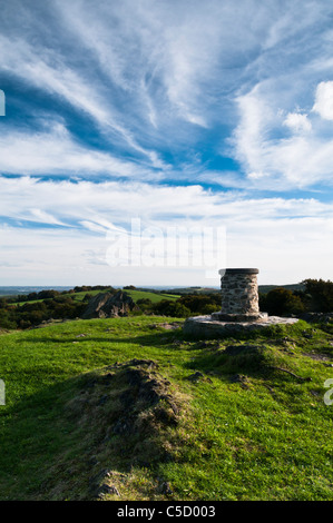 À côté d'un topographe et d'anciennes roches volcaniques au sommet de Beacon Hill, en regardant vers le sud-est en direction de Bradgate Park, Leicestershire, Angleterre Banque D'Images