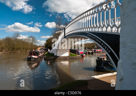 15-04 étant amarrés sur le Grand Union Canal à côté de l'ornate arched bridge à Marina Braunston, Northamptonshire, Angleterre Banque D'Images
