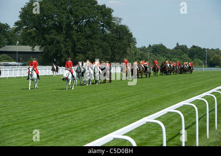 La reine Elizabeth II et le Prince Philip, duc d'Édimbourg arrivent dans un chariot ouvert sur Premier jour à Royal Ascot le 14 juin, 2011 Banque D'Images