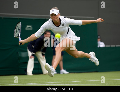 Vera Zvonareva (RUS) en action lors de l'édition 2011 des Championnats de tennis de Wimbledon Banque D'Images