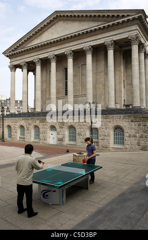 Personnes jouant au ping-pong dans Chamberlain Square Birmingham. Plus de 50 tables de ping-pong ont été mis en place dans divers endroits. Banque D'Images