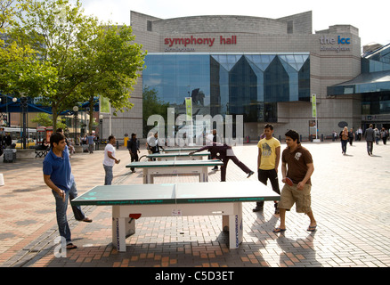 Personnes jouant au ping-pong dans Broad Street Birmingham. Plus de 50 tables de ping-pong ont été mis en place dans divers endroits autour de Birmingham Banque D'Images