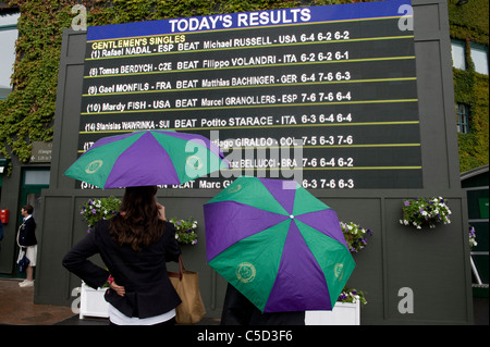 Parapluies rendez-vous dans les jardins, car la pluie commence à tomber lors de l'édition 2011 des Championnats de tennis de Wimbledon Banque D'Images