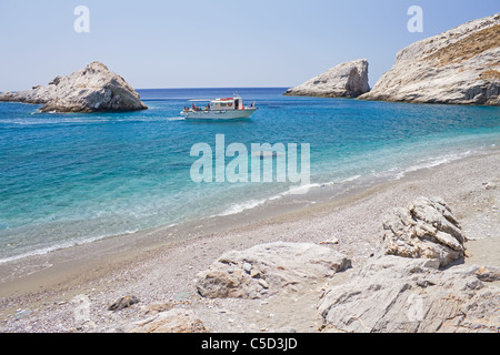 Un transfert en bateau de touristes arrive à la plage, à distance de l'île de Folegandros Katergo, Grèce Banque D'Images