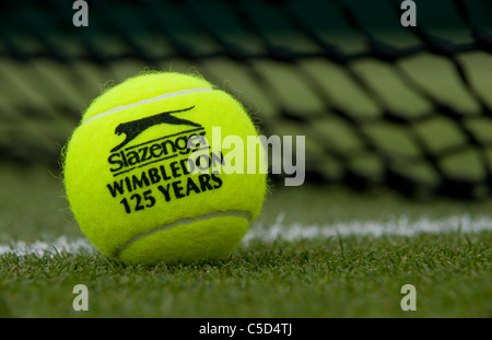 Vue rapprochée d'un 125e anniversaire Slazenger balle de tennis pendant l'édition 2011 des Championnats de tennis de Wimbledon Banque D'Images